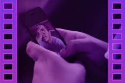 يد تحمل هاتفًا ذكيًا الذي يظهر صورة ذاتية.
